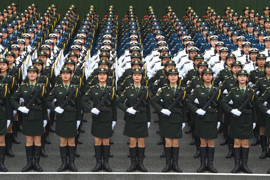 受阅女兵方队,展现新时代巾帼风采,新时代巾帼风采,受阅女兵方队亮相