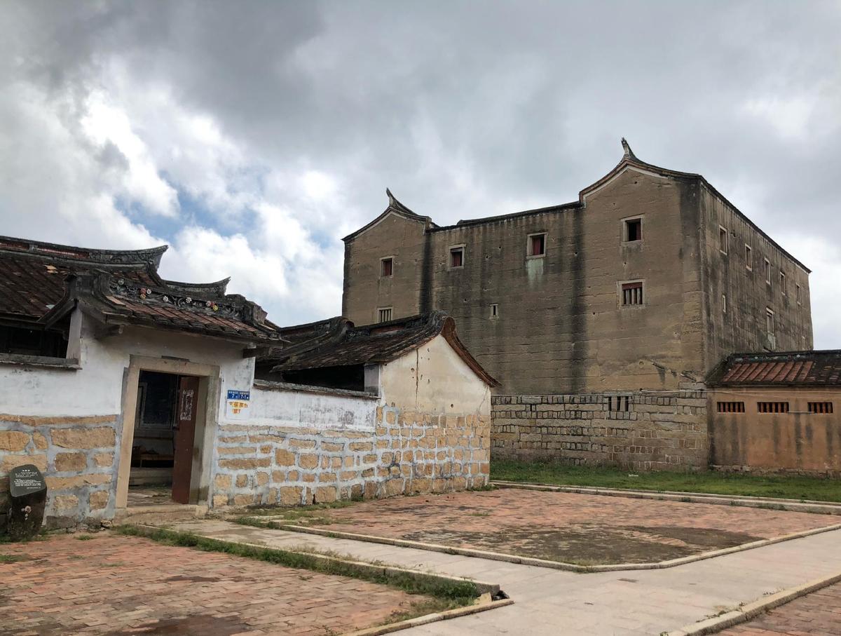 福建舰与布什号,谁更胜一筹?,福建舰与布什号军事对比,谁更胜一筹?