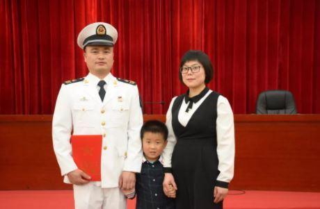 南京舰政委黄红飞，海军将领的卓越领导与坚定信念，海军将领黄红飞，卓越领导力与坚定信念的典范——南京舰政委风采