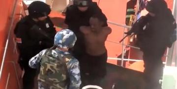 中国海军的英勇行动,抓住海盗,维护海上安全,中国海军英勇捉海盗,捍卫海上安全